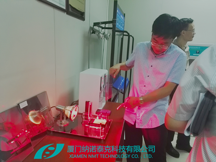 納諾泰克技術(shù)總監(jiān)沈志剛博士正在演示紅外照射燈