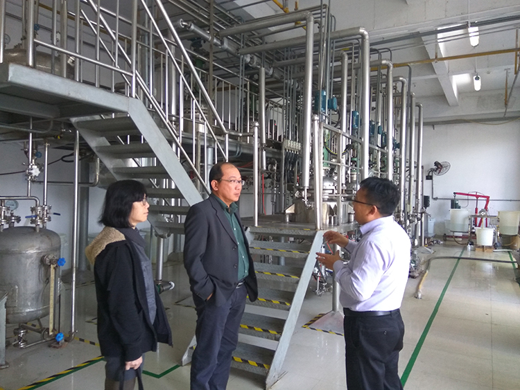 杨程先生向白镜亮先生介绍纳米功能材料制备技术